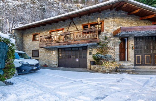 Courmayeur Ski Chalet | Chalet Doretta: Free Wifi, Parking & Family-Friendly Amenities