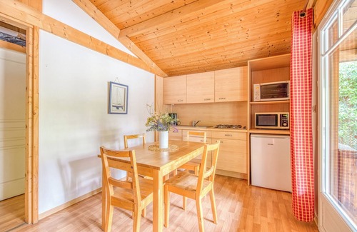 Ares Ski Chalet | Chalet 'Du Bassin D'Arcachon' with Shared Pool, Wi-Fi and Air Conditioning