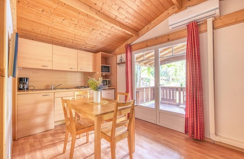 Ares Ski Chalet | Chalet 'Du Bassin D'Arcachon' with Shared Pool, Wi-Fi and Air Conditioning