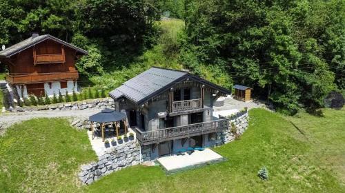 Bonnevaux Ski Chalet | Escape to Chalet du Bonheur: Family-Friendly with Hot Tub