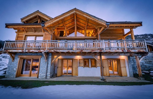 Saint-Chaffrey Ski Chalet | Chalet Ecrin: Family-Friendly Retreat with Kitchen Access