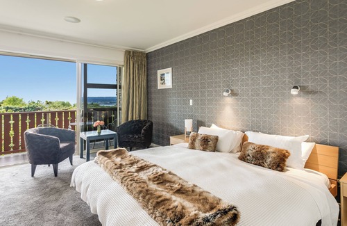 Acacia Bay Cabin | Indulgent Stays at Chalet Eiger Lodge - 5-Star Luxury Awaits