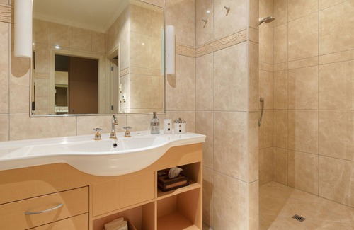 Acacia Bay Cabin | Indulgent Stays at Chalet Eiger Lodge - 5-Star Luxury Awaits