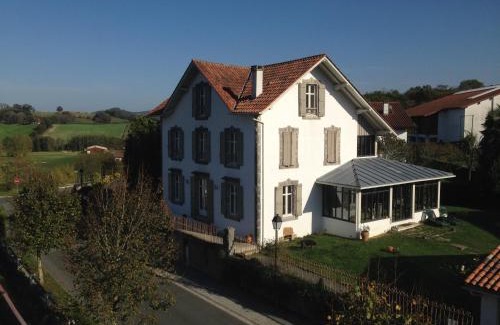 Sare Bed & Breakfast | Cozy Chalet Elisa Chambre d'Hôtes - Family Friendly Retreat