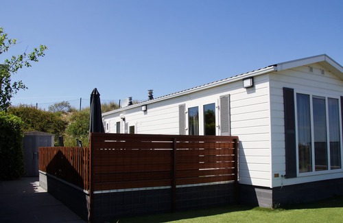 IJmuiden Ski Chalet | Comfort and Convenience at Chalet Elizabeth: Family-Friendly Stay