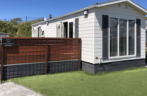 IJmuiden Ski Chalet | Comfort and Convenience at Chalet Elizabeth: Family-Friendly Stay