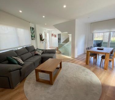Aldan Apartment | Family-Friendly Chalet en Aldán - Guest Rated 9.8/10