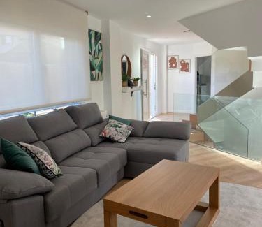 Aldan Apartment | Family-Friendly Chalet en Aldán - Guest Rated 9.8/10