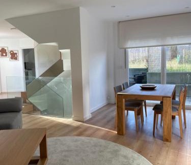 Aldan Apartment | Family-Friendly Chalet en Aldán - Guest Rated 9.8/10