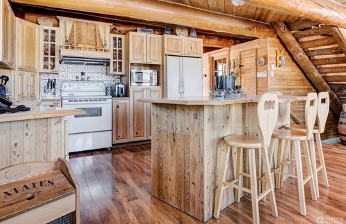 Disraeli Cabin | Idyllic Round Wooden Chalet by Lake Aylmer - 10/10 Rated