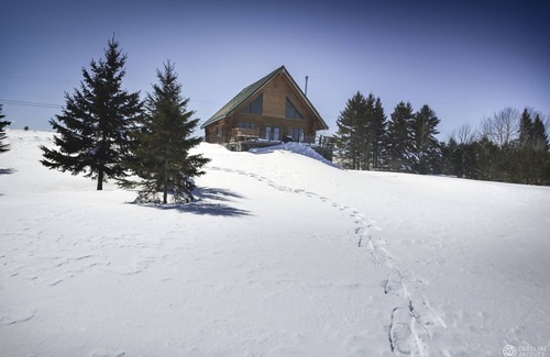 Disraeli Cabin | Idyllic Round Wooden Chalet by Lake Aylmer - 10/10 Rated