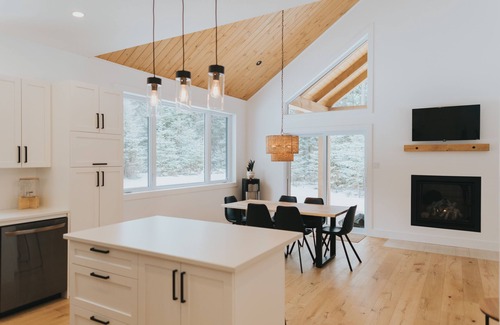 Amherst House | Serene Chalet in the Forest with Spa and Outdoor Fireplace
