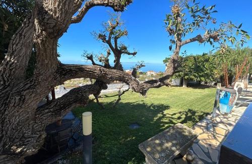 La Quinta House | Beautiful Chalet en La Quinta with Ocean View & Pool