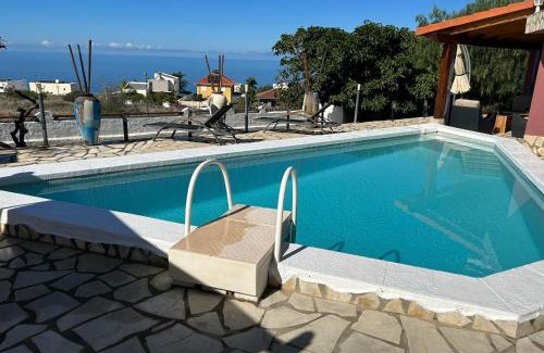 La Quinta House | Beautiful Chalet en La Quinta with Ocean View & Pool