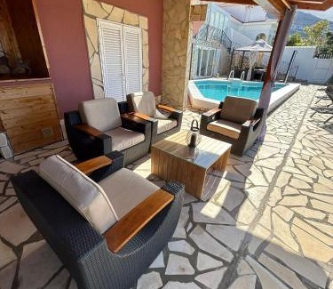La Quinta House | Beautiful Chalet en La Quinta with Ocean View & Pool
