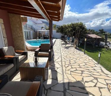 La Quinta House | Beautiful Chalet en La Quinta with Ocean View & Pool