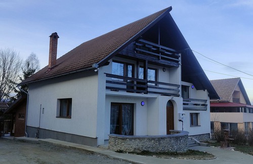 Bran House | Cozy Chalet in Transylvania Near Dracula's Castle with Hot Tub