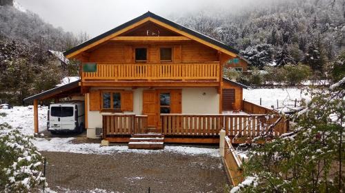 Venosc Ski Chalet | Scenic Chalet Enchanteur in Venosc with Jacuzzi & Pets Welcome