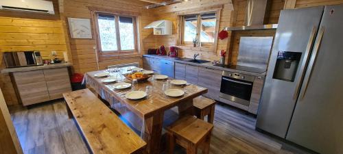 Venosc Ski Chalet | Scenic Chalet Enchanteur in Venosc with Jacuzzi & Pets Welcome