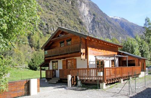 Venosc Ski Chalet | Scenic Chalet Enchanteur in Venosc with Jacuzzi & Pets Welcome