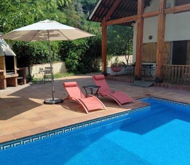 Vallgorguina Ski Chalet | Nature-Inspired Retreat at Chalet entre parques naturales