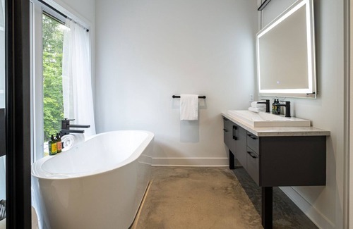La Conception Ski Chalet | Chalet Everest - few minutes from Mont-Tremblant with hot tub
