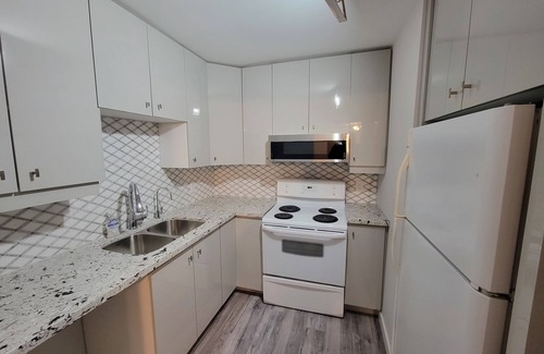 Innisfil Apartment | Lakefront Retreat: Chalet Ewart with Ocean Views & Kitchen