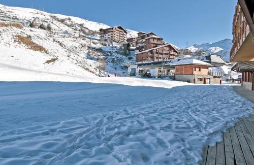 Les Bruyeres Apartment | Inviting Chalet with Jacuzzi & Ski Access in Les Ménuires