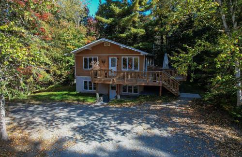 Saint-Faustin-Lac-Carre Ski Chalet | Inviting Chalet with Pool, Rated 9.6/10 by Guests