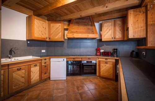 Cognet Ski Chalet | Cozy Alpine Retreat with Spa, Balcony & Fireplace in Alpe d'Huez