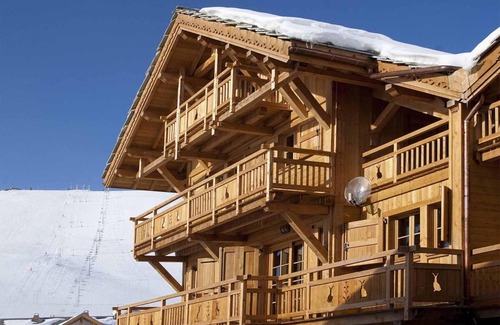 Cognet Ski Chalet | Cozy Alpine Retreat with Spa, Balcony & Fireplace in Alpe d'Huez