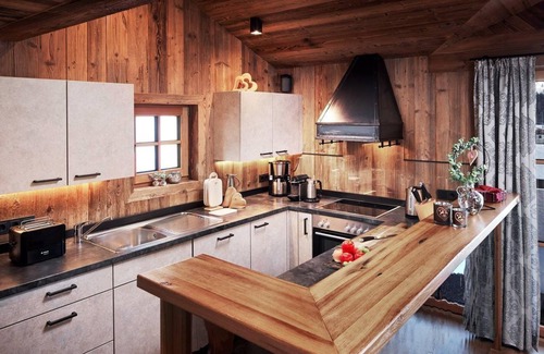Hundsdorfl Apartment | Spacious Chalet for Groups with Spa and Kitchen Amenities