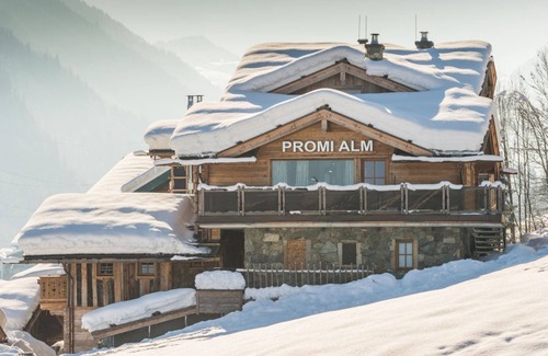 Hundsdorfl Apartment | Spacious Chalet for Groups with Spa and Kitchen Amenities