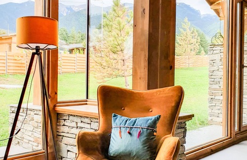 Razlog House | Cozy Chalet with Sauna for 10 in Scenic Mountain Valley