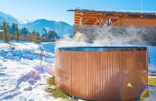 Razlog Ski Chalet | Spacious Chalet with Sauna, Home Theater & Hot Tub for 10