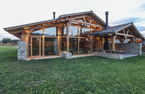 Razlog Ski Chalet | Spacious Chalet with Sauna, Home Theater & Hot Tub for 10