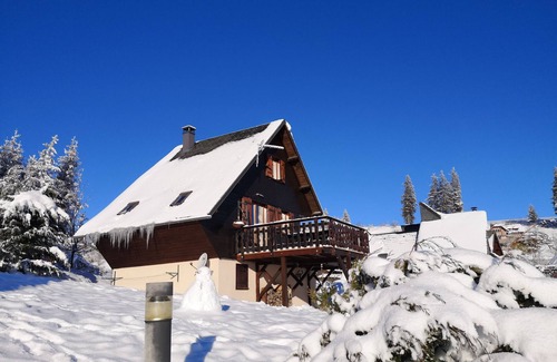 Besse-et-Saint-Anastaise Ski Chalet | Chalet Besse: Top-Rated Retreat with Lake Views & Free WiFi