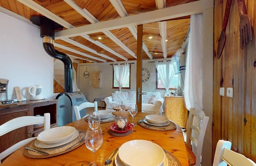 Muhlbach-sur-Munster Ski Chalet | Pet-Friendly Chalet Glitzerstein with Breakfast & Kitchen