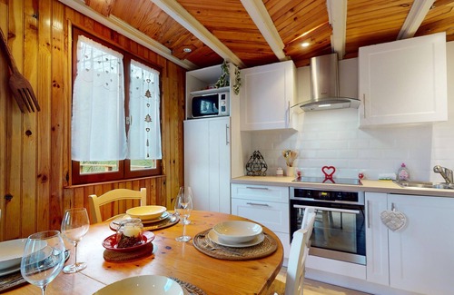 Muhlbach-sur-Munster Ski Chalet | Pet-Friendly Chalet Glitzerstein with Breakfast & Kitchen