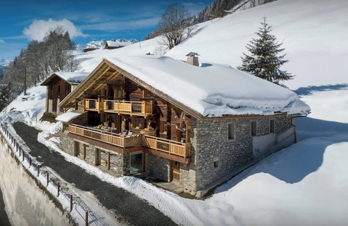 La Giettaz Ski Chalet | Chalet Goville: Alpine Retreat with Sauna & Hot Tub