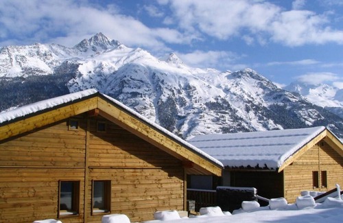 Villarodin-Bourget Ski Chalet | Cozy Chalet with Balcony, Kitchen & Spa in La Norma
