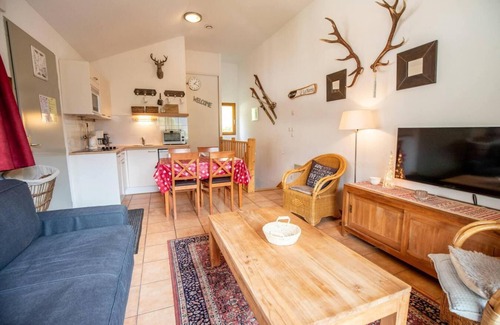 Villarodin-Bourget Ski Chalet | Cozy Chalet with Balcony, Spa & Kitchen in La Norma