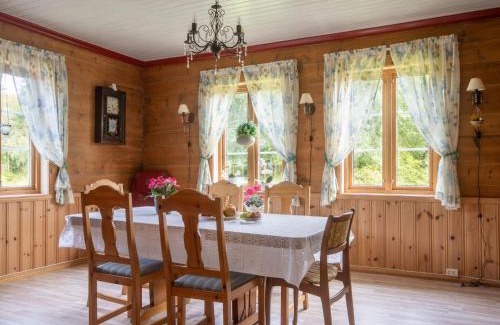 Tysnes Ski Chalet | Pet-Friendly Chalet Gulehuset - FJH608, Rated 9.5/10