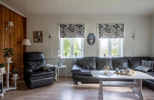 Tysnes Ski Chalet | Pet-Friendly Chalet Gulehuset - FJH608, Rated 9.5/10