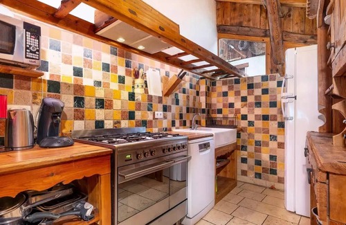 Nancroit Ski Chalet | Cozy Chalet Heart of Paradise with Spa and Breakfast Options