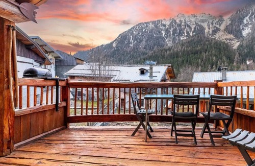 Nancroit Ski Chalet | Cozy Chalet Heart of Paradise with Spa and Breakfast Options