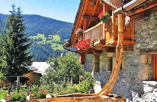 Nancroit Ski Chalet | Cozy Chalet Heart of Paradise with Spa and Breakfast Options