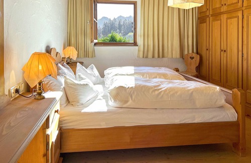 Kitzbuehel House | Prime Location Chalet Horn - Family-Friendly Retreat