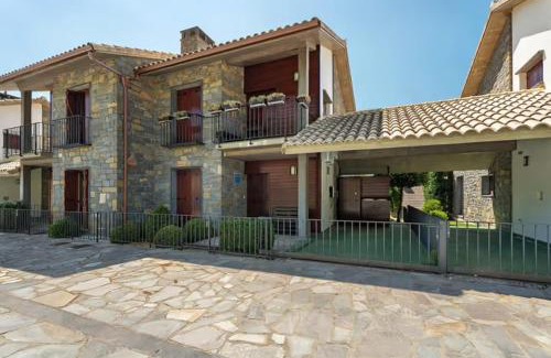 Gavin House | Pet-Friendly Retreat at Casa Rural Biescas in the Pyrenees