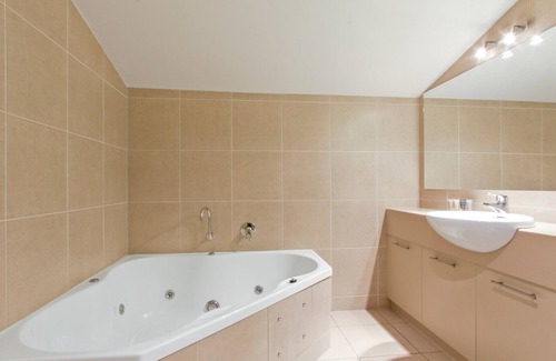 Hotham Heights Apartment | Cozy Chalet Hotham 20: Perfect Retreat for Couples & Families